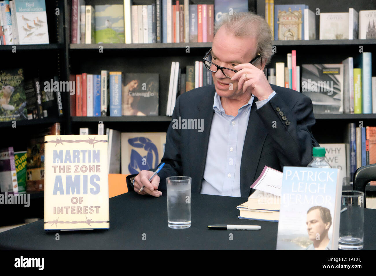 Autore inglese, Martin Amis firma libri alla Cheltenham Festival della Letteratura, 11 ottobre 2014. Foto Stock
