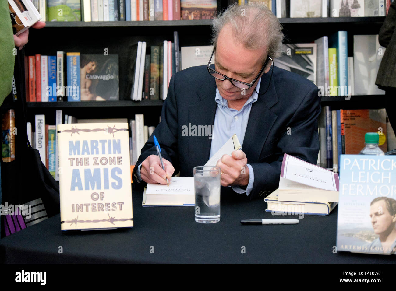 Autore inglese, Martin Amis firma libri alla Cheltenham Festival della Letteratura, 11 ottobre 2014. Foto Stock