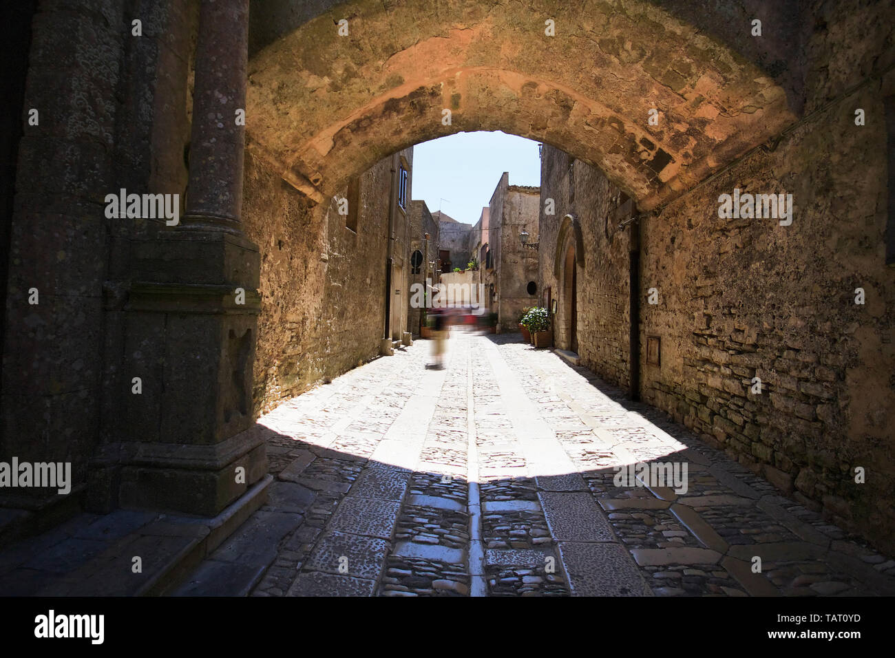 Città italiana Erice, vicolo e ponte in Sicilia occidentale. Antico medioevo street nella città di Erice Sud Italia Foto Stock