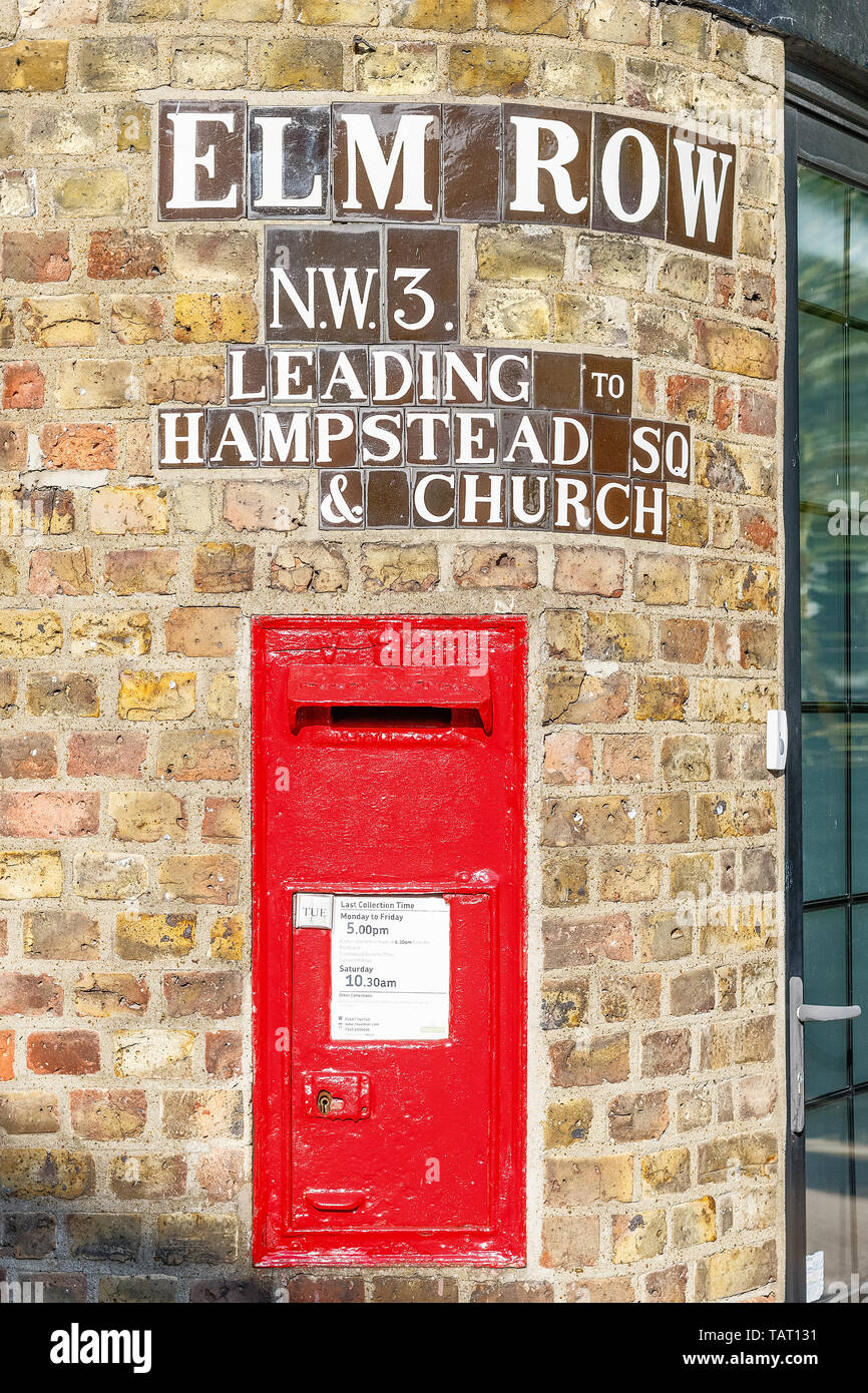 London, Regno Unito - 20 Ottobre 2018 - tradizionale vecchio rosso inglese postbox montato in una parete di Brink in Hampstead Foto Stock