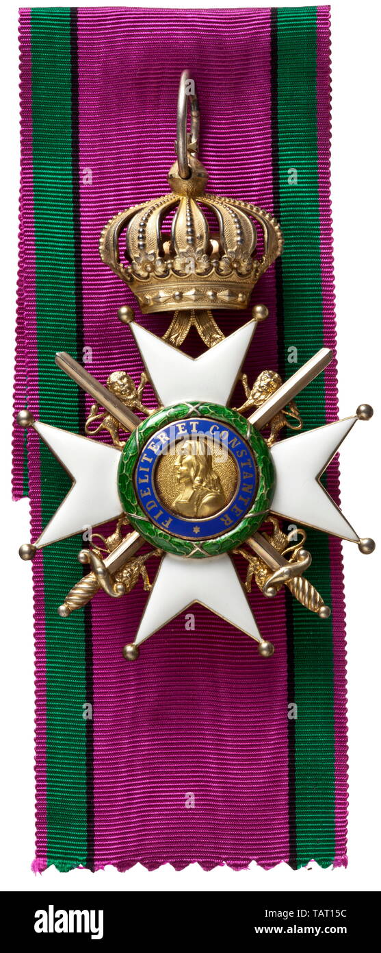 Casa Sax-Ernestine ordine - un comandante croce con spade, tipica croce dell'ordine a partire dal periodo di aggiudicazione della prima guerra mondiale in argento dorato. Il medaglione in parte reso in oro, il cross-protezioni curvo, corona mobile e Ribbon rotondi anello di sospensione con sezione originale del nastro del collo. Larghezza 59 mm. Peso 47,7 g. medaglia, decorazione, medaglie, decorazioni, badge di onore, badge di onore, badge di onore, badge di onore, storico del Novecento storico, secolo XIX, Additional-Rights-Clearance-Info-Not-Available Foto Stock