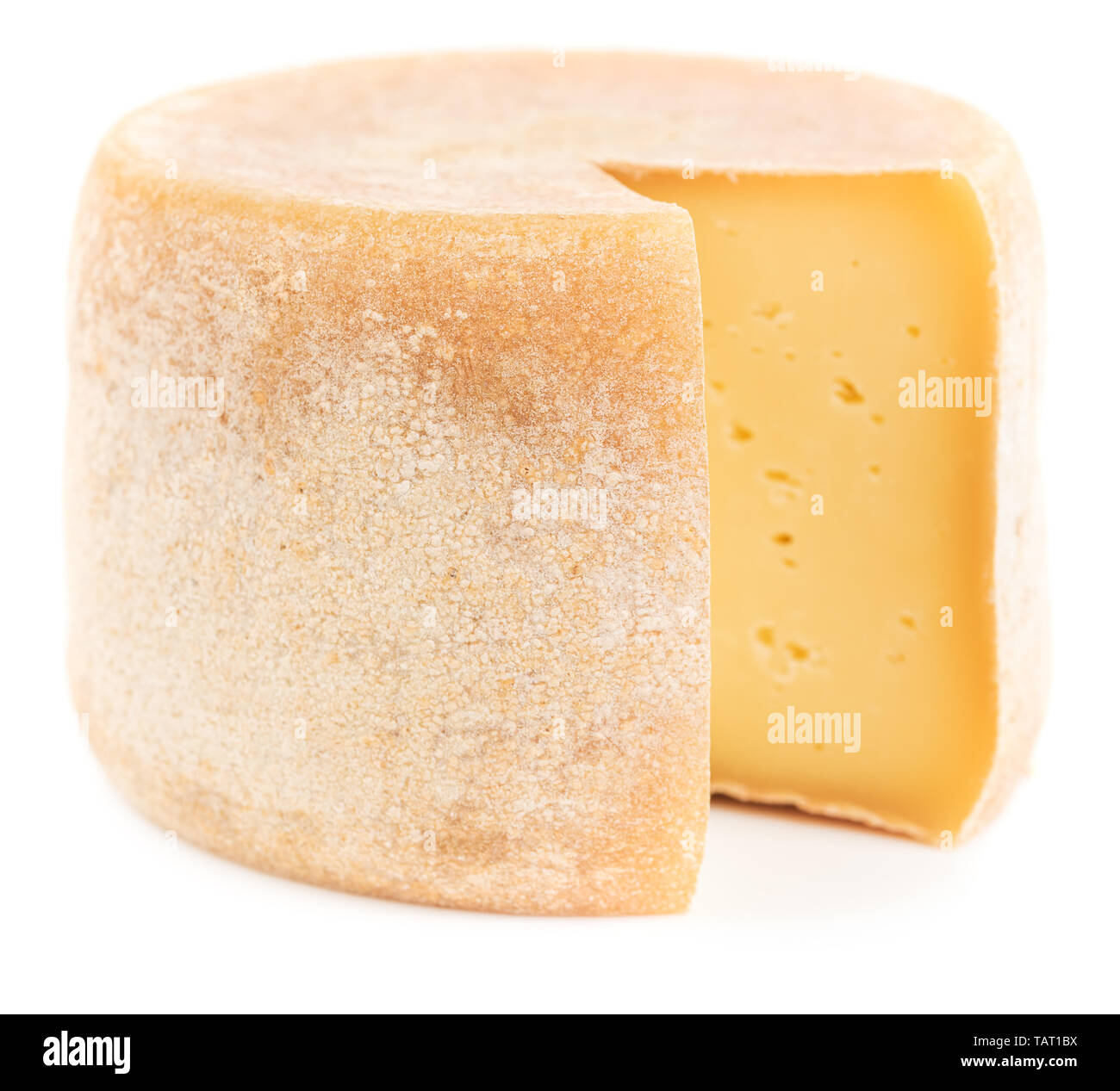 Tagliare fuori di naturale formaggio duro isolati su sfondo bianco. Foto Stock