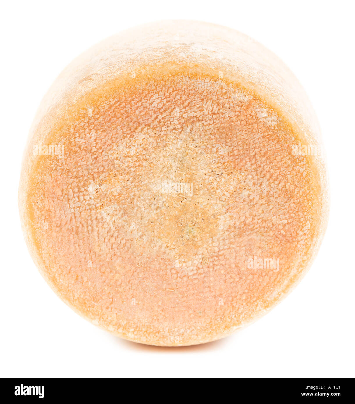 Testa (ruota) di naturale formaggio duro isolati su sfondo bianco. Foto Stock