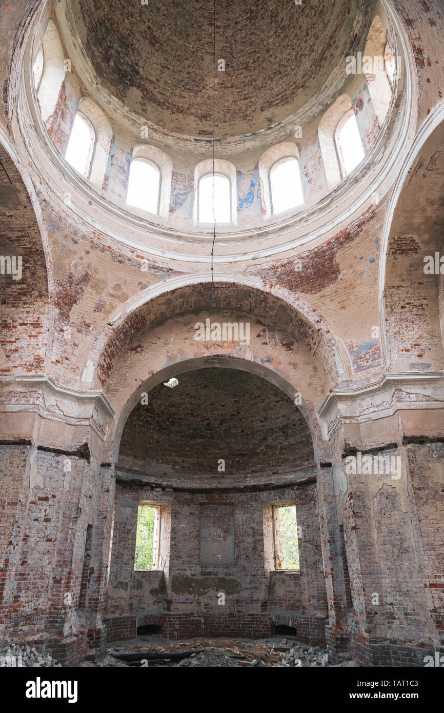 Le rovine della vecchia chiesa abbandonata. Resti di affreschi sulle pareti. Chiesa della Natività di Cristo nel villaggio Rozhdestvo, Regione di Tver, Russia Foto Stock