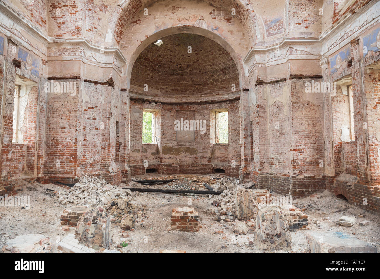 Le rovine della vecchia chiesa abbandonata. I locali della chiesa coperta con mattoni rotti e detriti. Chiesa della Natività di Cristo nel villaggio Rozhdest Foto Stock