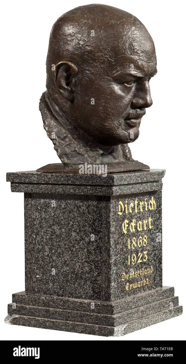 Il prof. Ferdinand Liebermann (1883 - 1941) - una testa in bronzo di Dietrich Eckart, sul lato sinistro la firma dell'artista "Ferdinand Liebermann' e il nome di fonderia "G. Wagner München". Su un danneggiamento di base in marmo con golden iscrizione "ietrich Eckart 1868 - 1923 - Deutschland erwacht'. Altezza 33,5 cm. La base è stata certamente prodotta dopo la Seconda Guerra Mondiale, la testa può essere di una data precedente ma abbiamo notato che il fondatore è finora sconosciute a noi. Ruolo espressivo del poeta combattivo, NSDAP membro fondatore e capo redattore del "Völkischer Beobachter', WH, Editorial-Use-solo Foto Stock