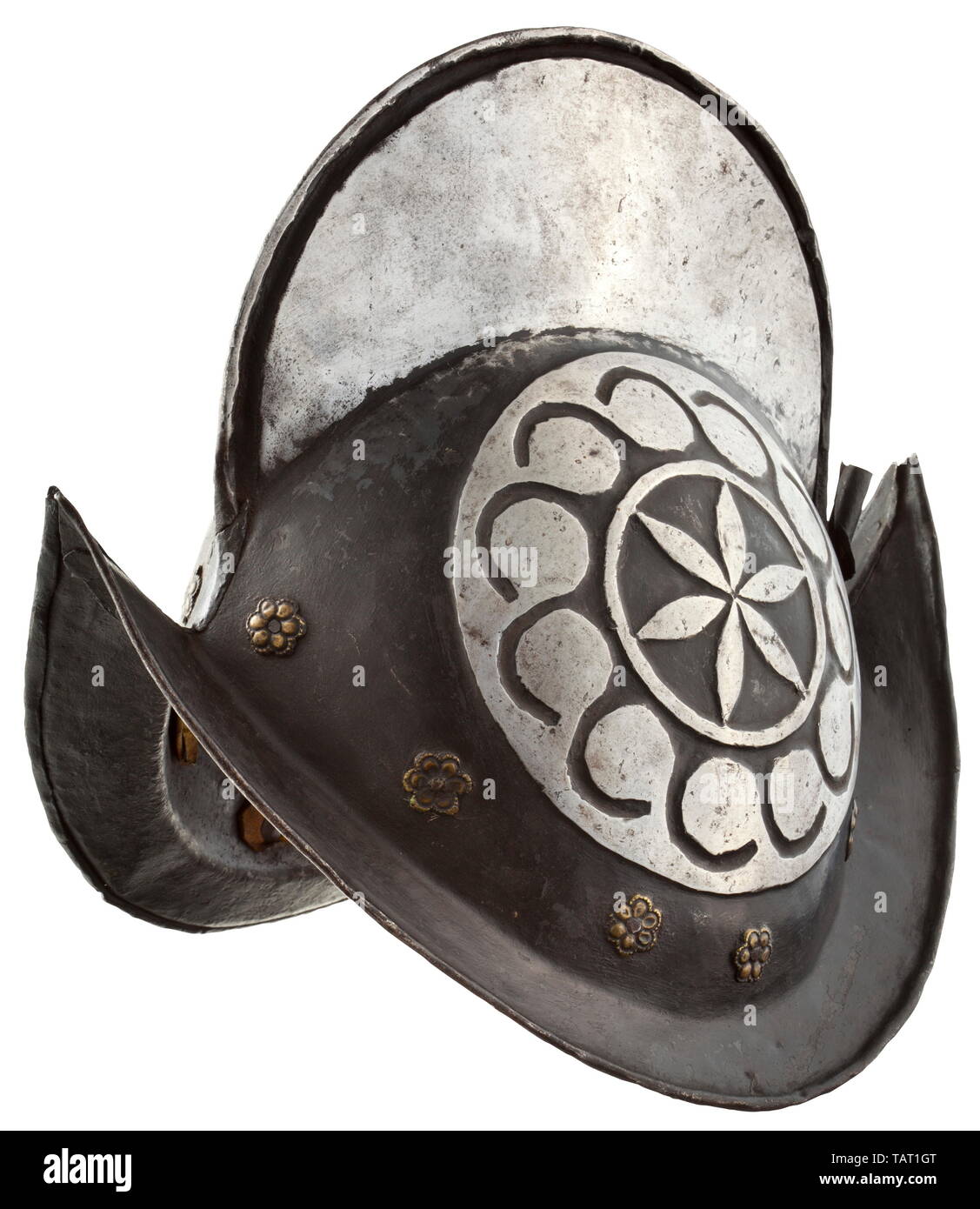 Una in bianco e nero il tedesco morion, circa 1600, cranio forgiato in due pezzi con un alto è rivolta a pettine. Entrambi i lati goffrato con elaborati gadrooned ornamentazione, il pennacchio di ferro rivettato presa alla nuca (un rivetto allentato). Rivestimento continuo rivetti con completamente preservato rosette in ottone. Orlo appuntita con bordo risvoltato (un punto leggermente danneggiato). I resti della originale fodera in pelle all'interno. Altezza 29 cm. bracci difensivo, armi, armi, arma, braccio, dispositivo di combattimento, oggetto, oggetti, alambicchi, clipping, clippings, tagliate, cut-out, ritagli Additional-Rights-Clearance-Info-Not-Available Foto Stock