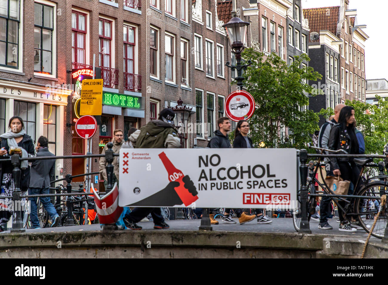 Segno di divieto di alcol nel centro storico di Amsterdam, Paesi Bassi, al di fuori della gastronomia, 95 Euro penalità Foto Stock