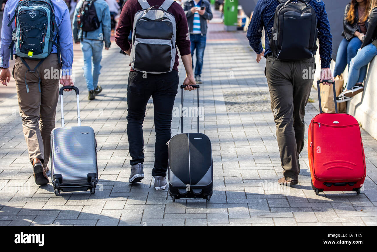 Turisti e visitatori con carrelli, in modo da e per la stazione ferroviaria di Amsterdam Centraal, Paesi Bassi, Foto Stock