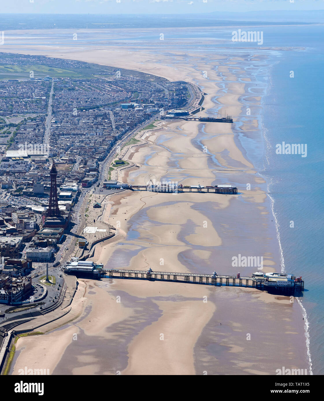 Blackpool dall'aria, su una soleggiata giornata estiva, North West England, Regno Unito Foto Stock