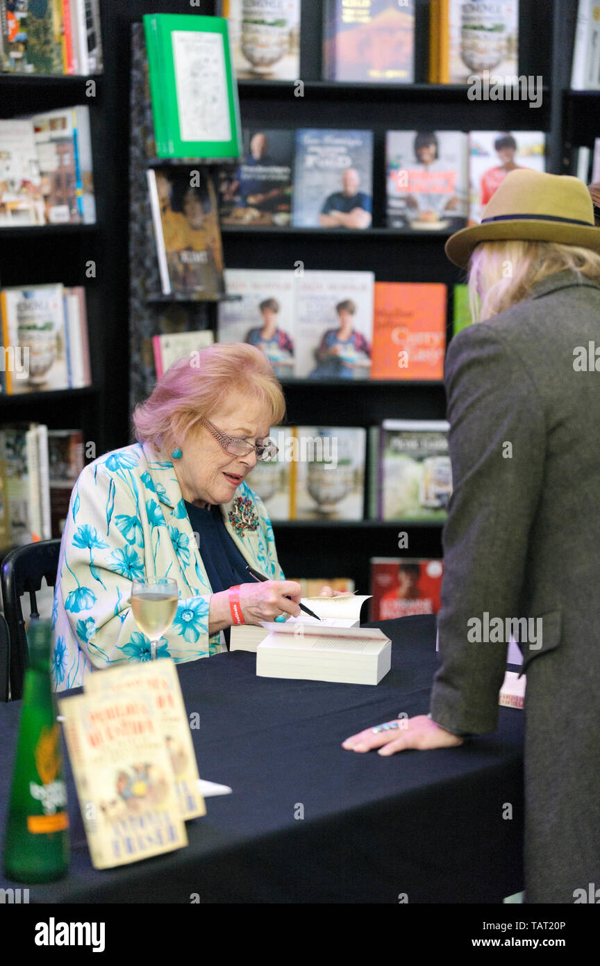 Lady Antonia Fraser, autore della storia, romanzi, biografie e detective fiction libro firma a Cheltenham Festival della Letteratura, 2014 Foto Stock