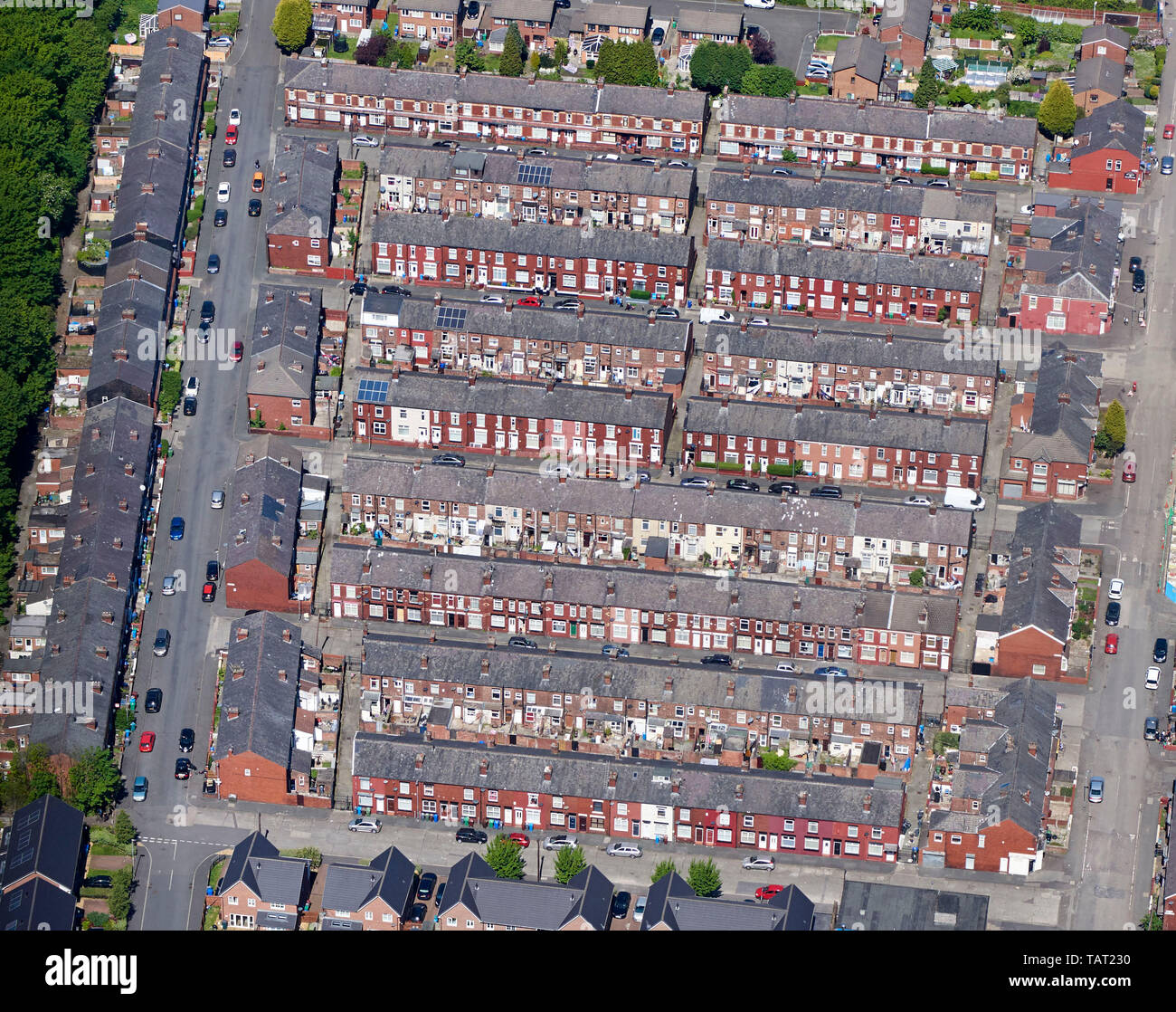 Una veduta aerea di Terrazza alloggiamento e strade strette, East Manchester North West England, Regno Unito Foto Stock