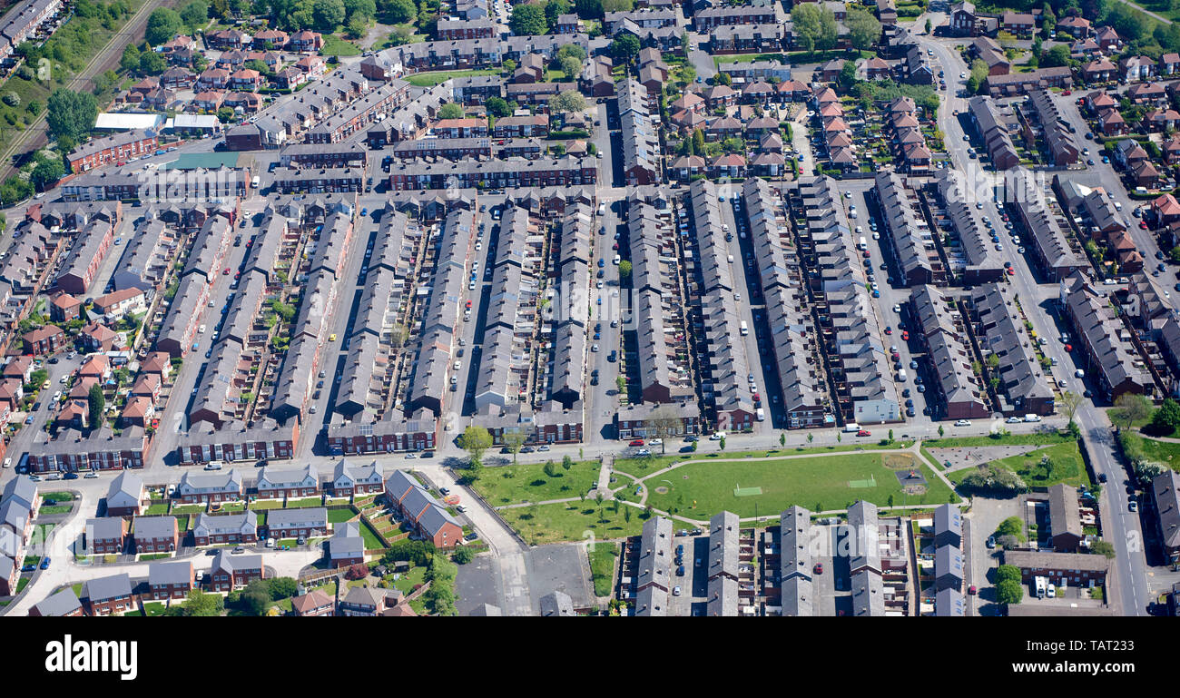 Una veduta aerea di Terrazza alloggiamento e strade strette, East Manchester North West England, Regno Unito Foto Stock