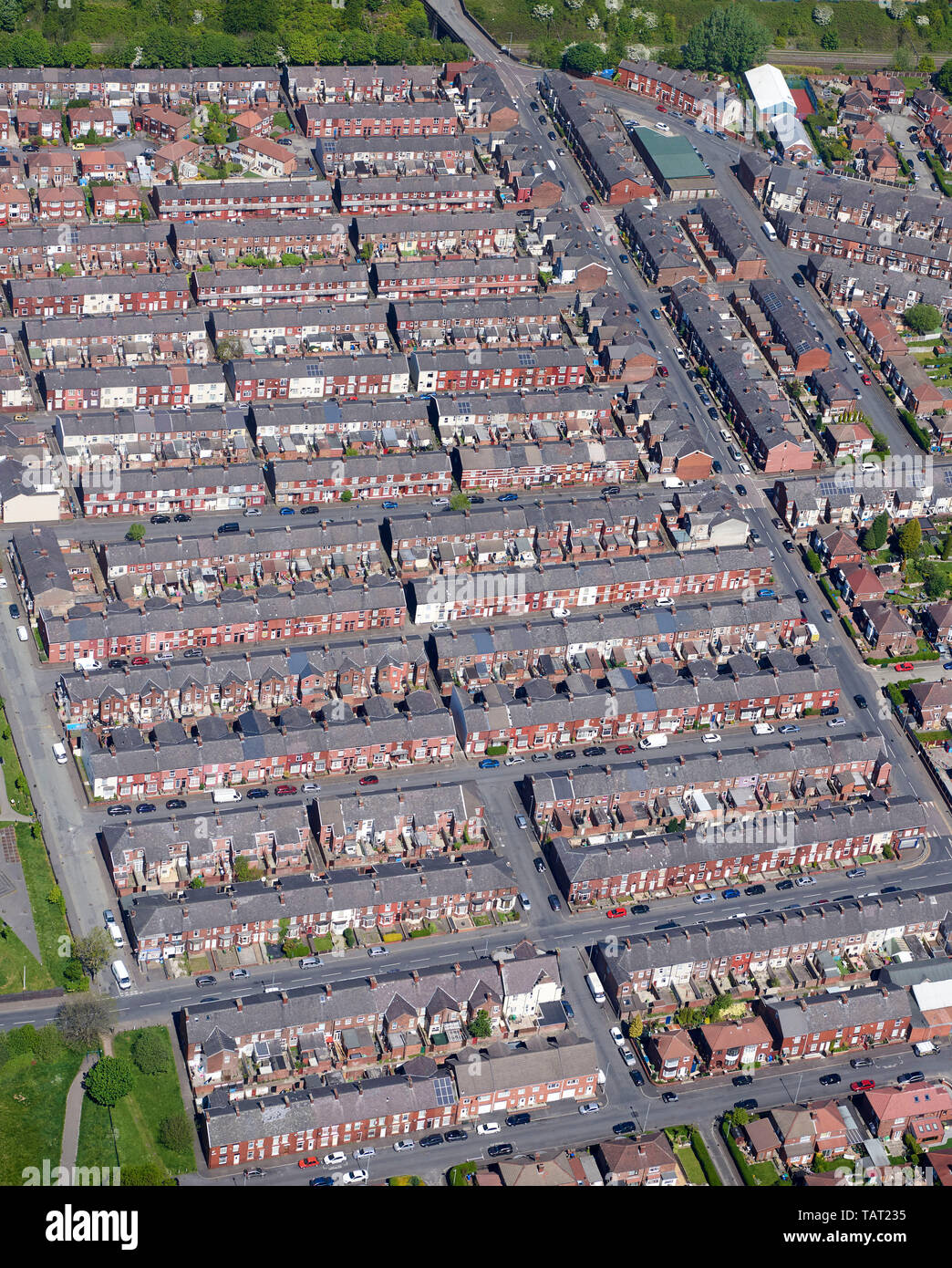 Una veduta aerea di Terrazza alloggiamento e strade strette, East Manchester North West England, Regno Unito Foto Stock