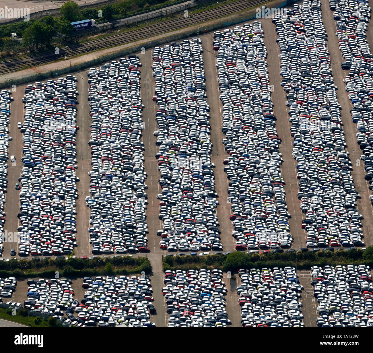 Nuove vetture su Tilbury Dockside, in attesa di distribuzione, a sud-est dell' Inghilterra, Regno Unito Foto Stock