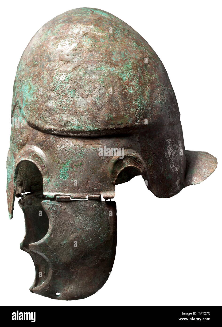 Un casco Chalcidian, tipo V, agli inizi del IV secolo A.C. casco di bronzo, in precedenza con full-di fronte la placcatura con stagno, in parte ancora conservate sul cranio e guancia pezzi. La parte mediale è decorata con nervature sagomate a L'occhio ed orecchio ritagli. Tra le sopracciglia una lancetta a forma di protezione naso. La sezione posteriore termina in una configurazione leggermente curva protezione collo separato su entrambi i lati da un piccolo fuller. Il teschio di alta è diviso in due lobi da una nervatura mediale e separati dalla parte mediale mediante una fase distinta rivolta verso l'alto sopra la fronte. La guancia pezzi wi, Additional-Rights-Clearance-Info-Not-Available Foto Stock