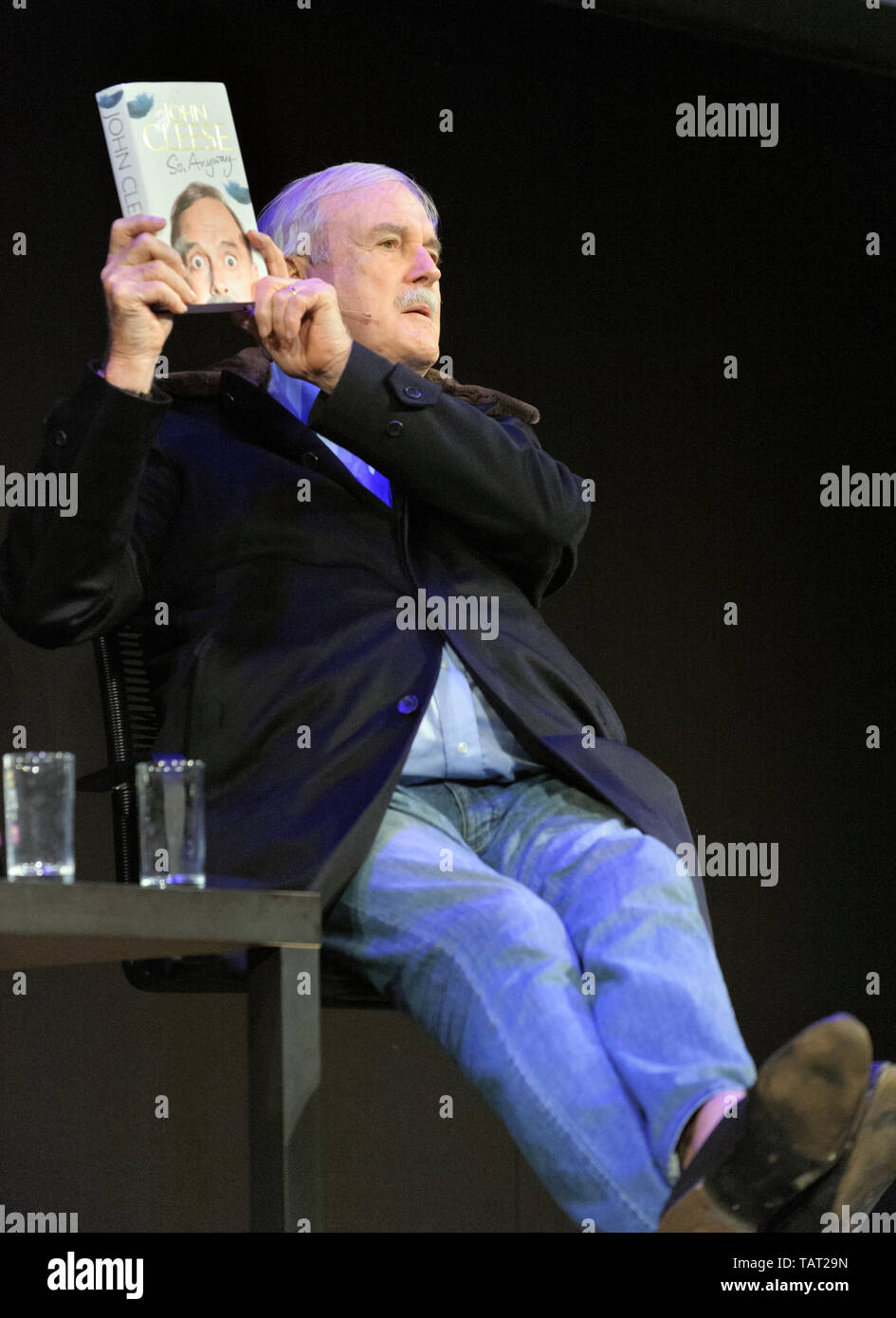 Attore inglese, comico, scrittore e produttore di film John Cleese a Cheltenham Festival della Letteratura, 11 ottobre 2014. Foto Stock