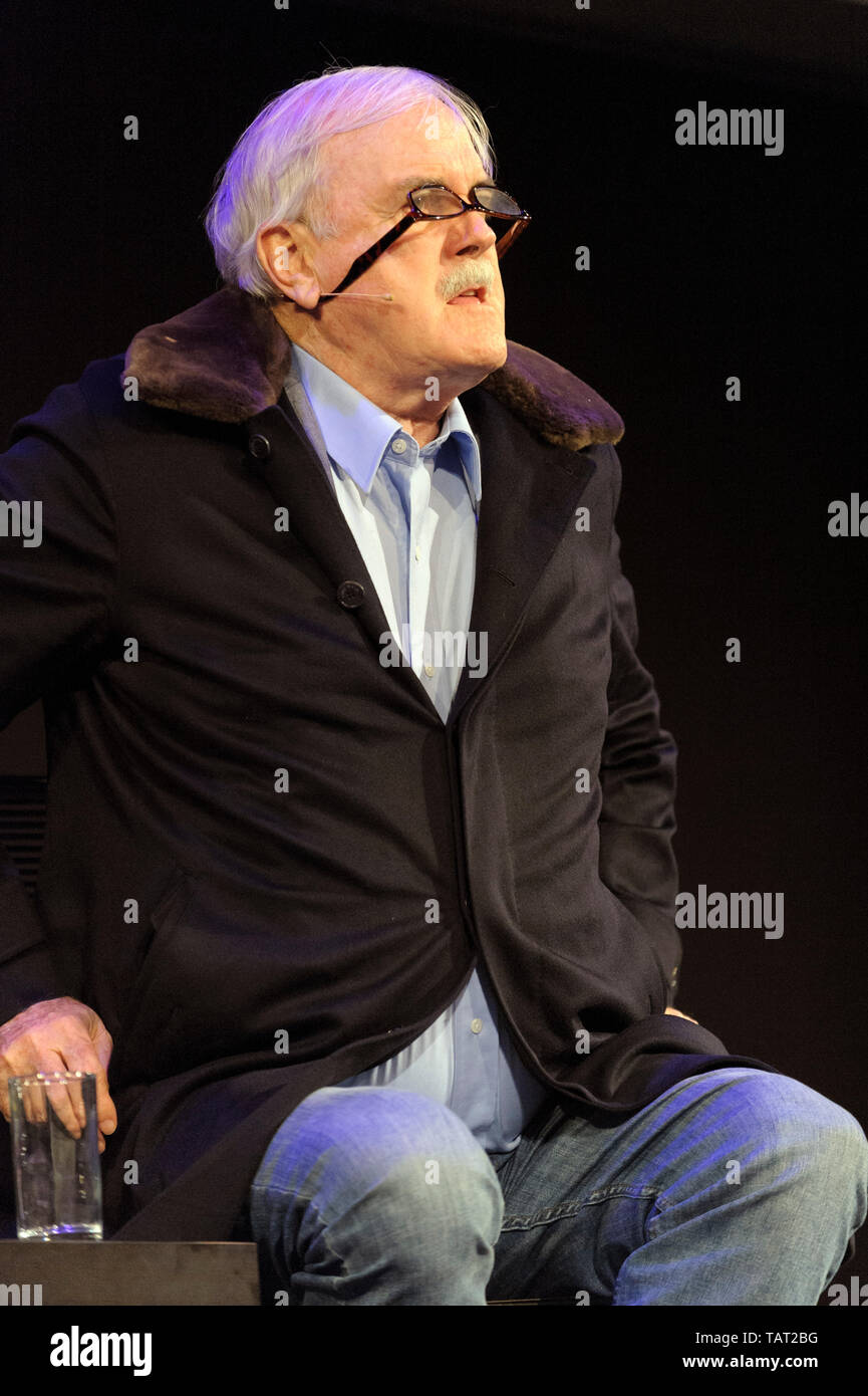 Attore inglese, comico, scrittore e produttore di film John Cleese a Cheltenham Festival della Letteratura, 11 ottobre 2014. Foto Stock
