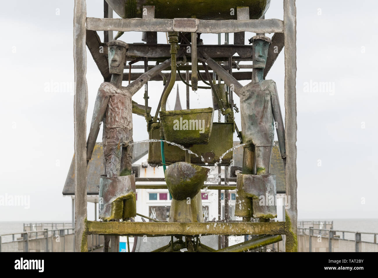 Southwold Pier orologio ad acqua quirky scultura realizzata da acqua calda di ricircolo cilindri, Southwold, Suffolk, Inghilterra, Regno Unito Foto Stock