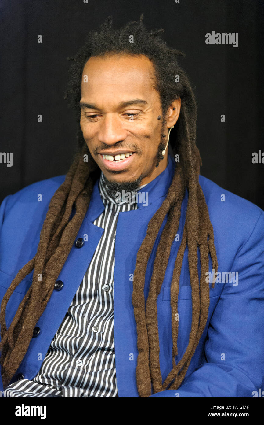 Poeta inglese, romanziere e drammaturgo Benjamin Zephaniah a Cheltenham Festival della Letteratura, 11 ottobre 2014. Foto Stock