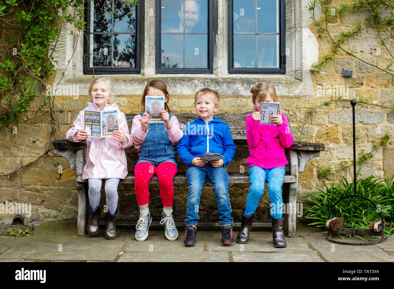 Bambini esplorando il Chartwell House, Churchill's home nel Kent, Inghilterra Foto Stock