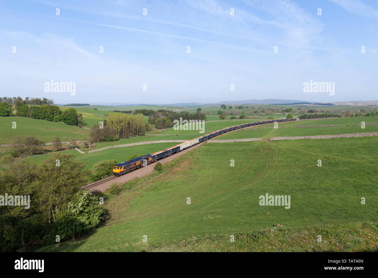 GB classe di merci su rotaie 66 66759 locomotiva trasporta un treno sulla Scenic linea di trasporto merci di Rylstone cava, a nord di Skipton, Yorkshire portando la pietra. Foto Stock