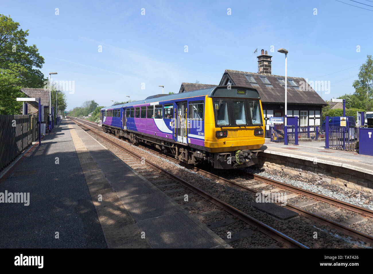 Nord classe rampa 142 treno dello stimolatore a Gargrave stazione ferroviaria con un Lancaster al treno di Leeds Foto Stock