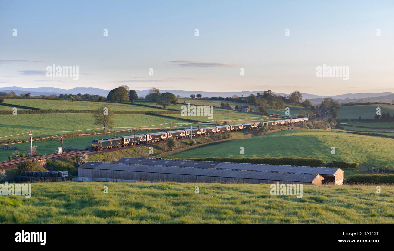 Il 2340 centrale di Glasgow e Edimburgo a Londra Euston pianura Caledonian Sleeper passando Milnthorpe, Cumbria sulla linea principale della costa occidentale Foto Stock