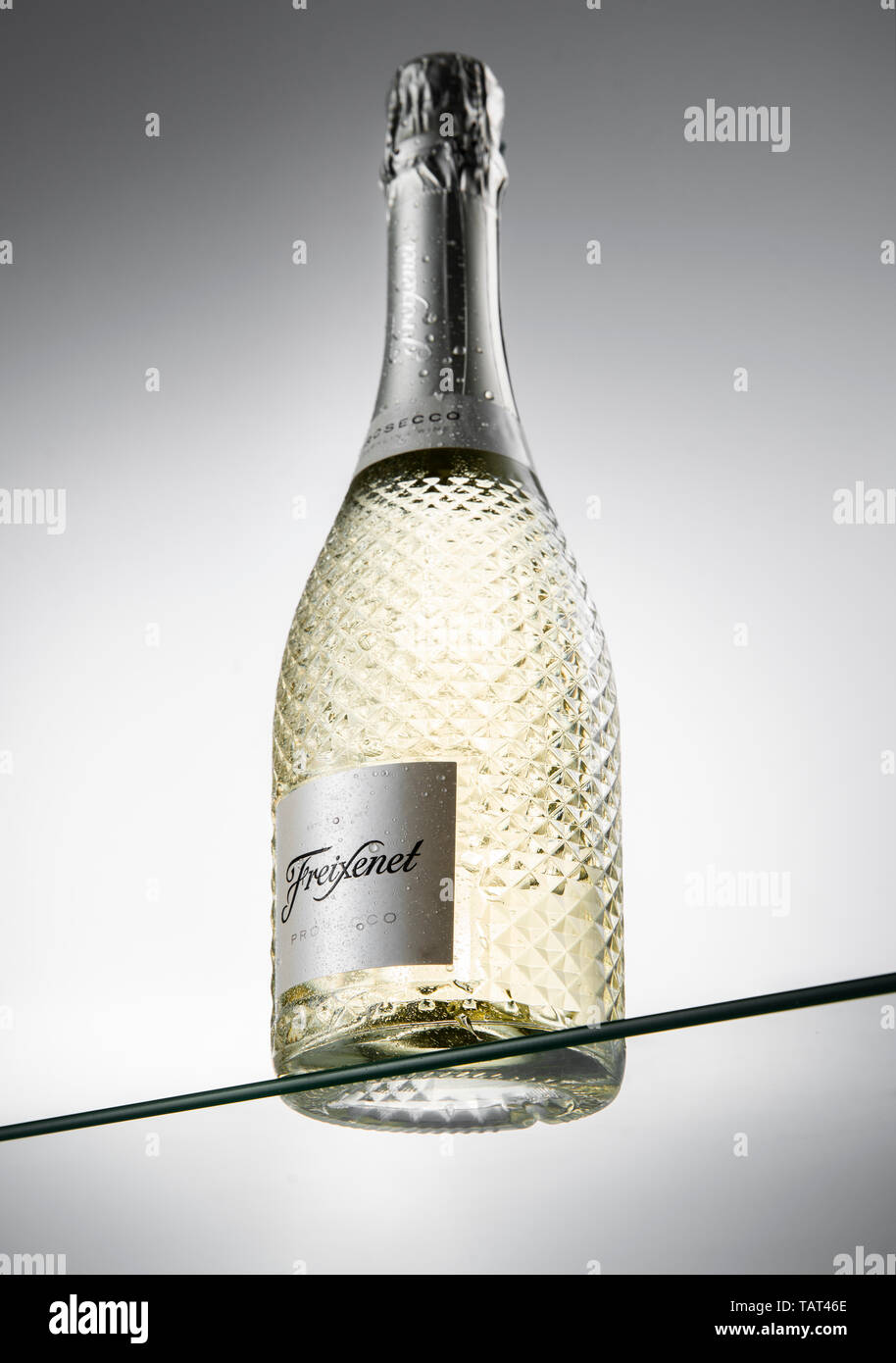Freixenet prosecco bottiglia appoggiato su di una superficie di vetro contro un sfondo graduata. Foto Stock