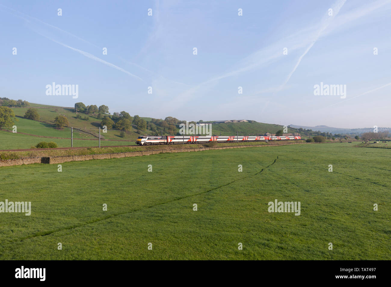 Intercity liveried LNER class 91 locomotiva elettrica 91119 nelle vicinanze Skipton con il 0655 Skipton a Londra Kings Cross treno Foto Stock