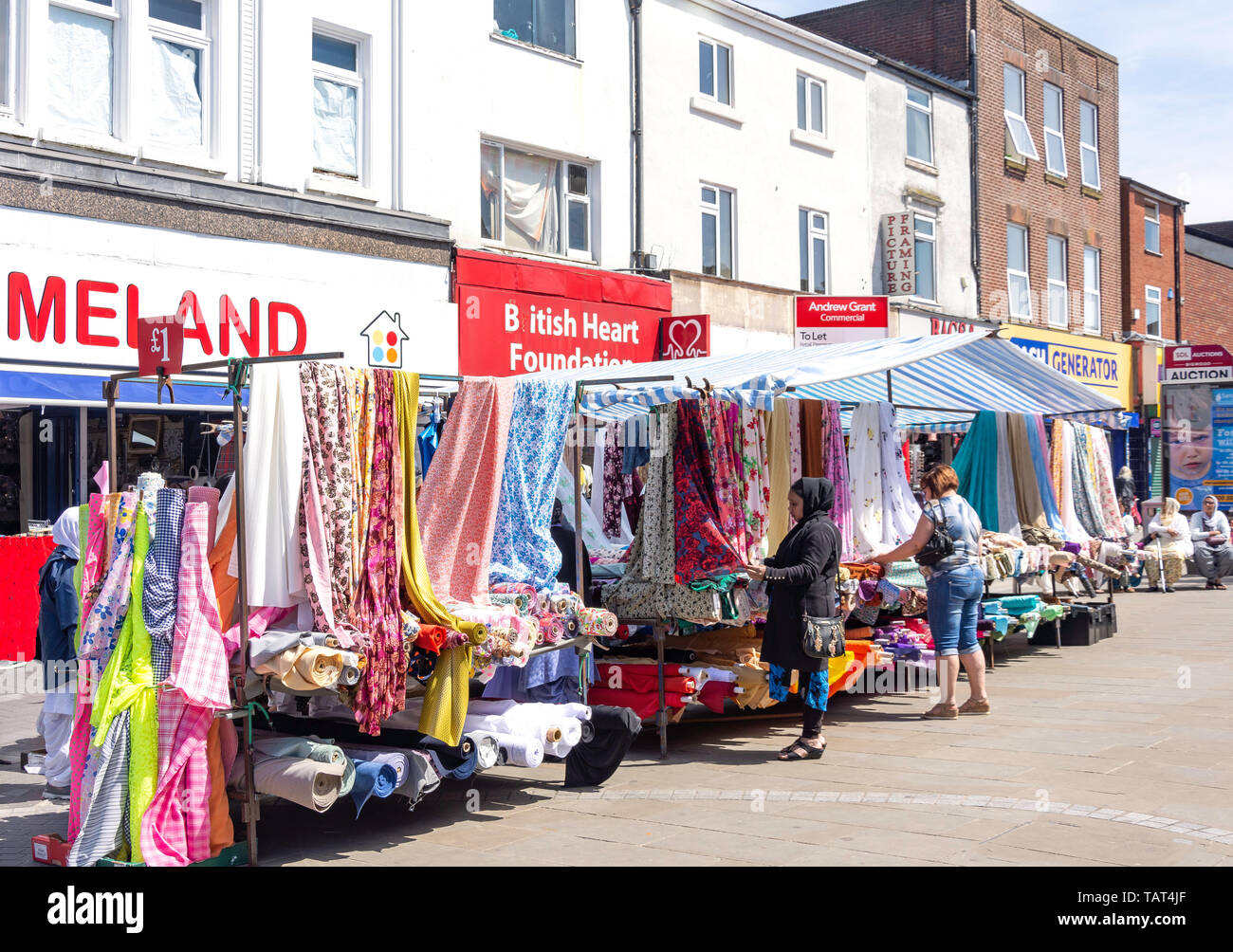 Stoffa tessile stallo, West Bromwich Mercato, High Street, West Bromwich, West Midlands, England, Regno Unito Foto Stock