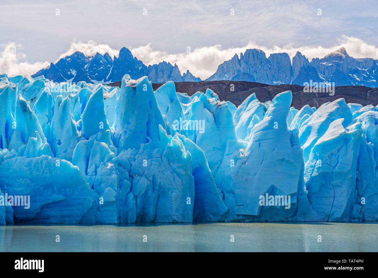 Il ghiacciaio Grey dal lago grigio con la cordigliera delle Ande in background, parco nazionale di Torres del Paine nella Patagonia cilena. Foto Stock
