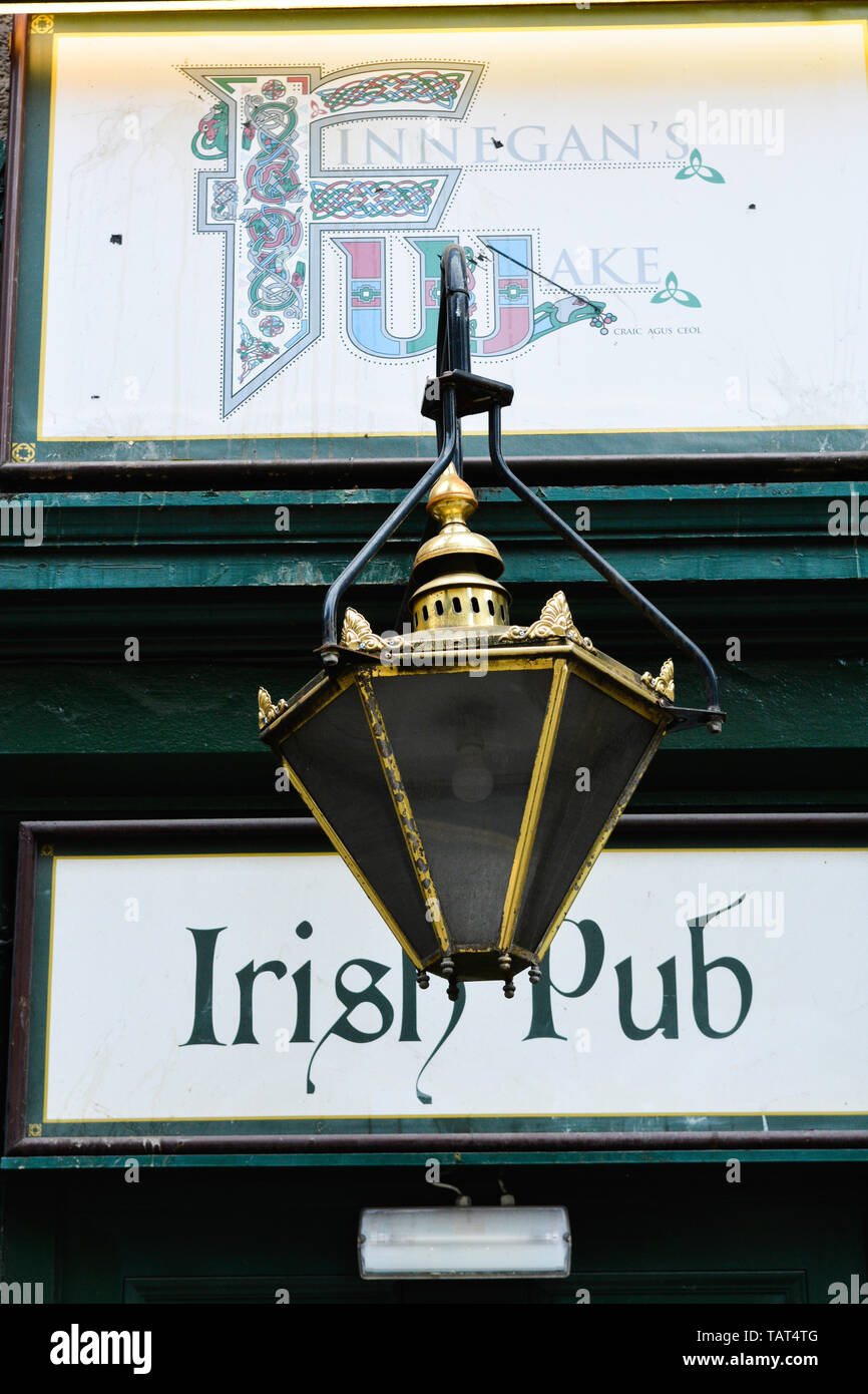La vita quotidiana nella città di Edimburgo è la capitale della Scozia una vecchia città nel cuore della Scozia ha molte attrazioni turistiche Foto Stock