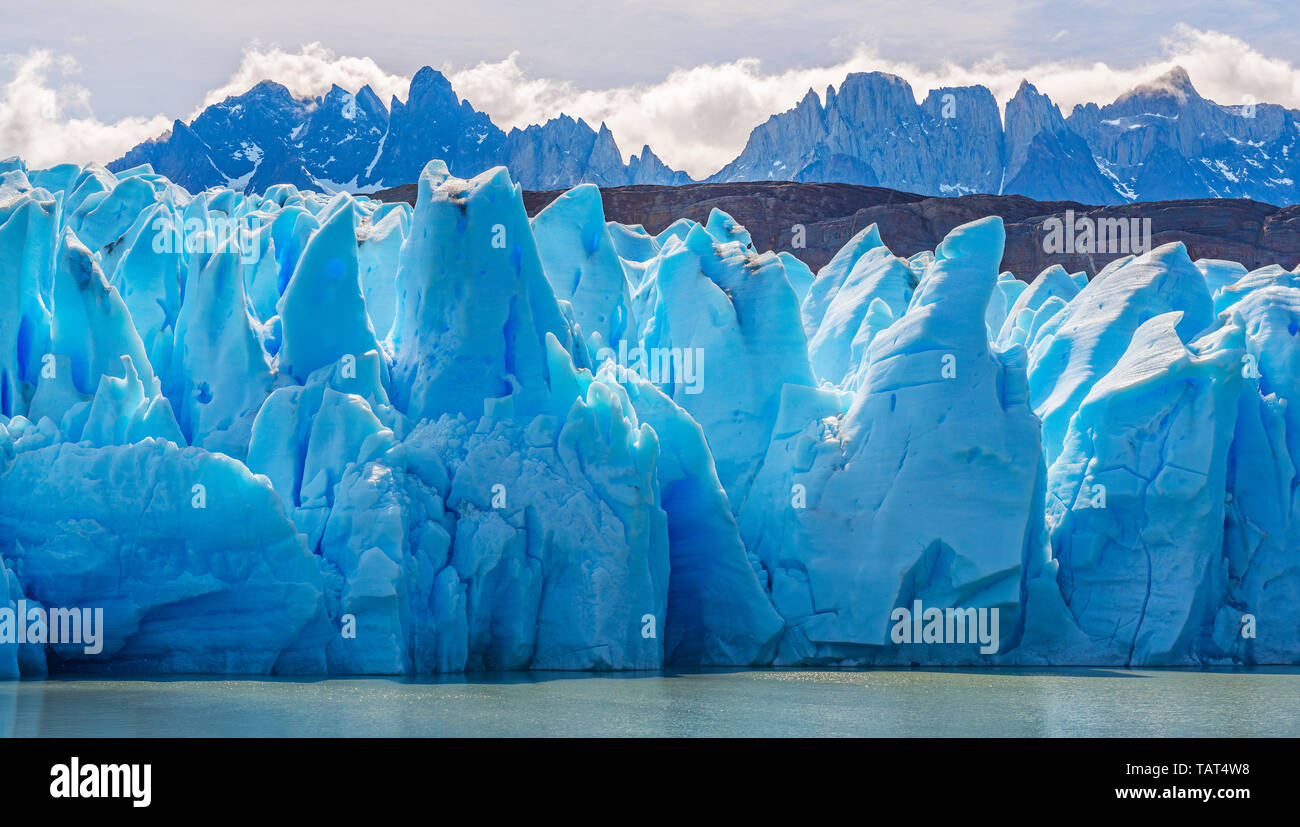 Il blu dei picchi di ghiaccio del ghiacciaio Grey lungo Lago grigio e le vette delle Ande all'interno del parco nazionale di Torres del Paine Puerto Natales, Patagonia, Cile. Foto Stock