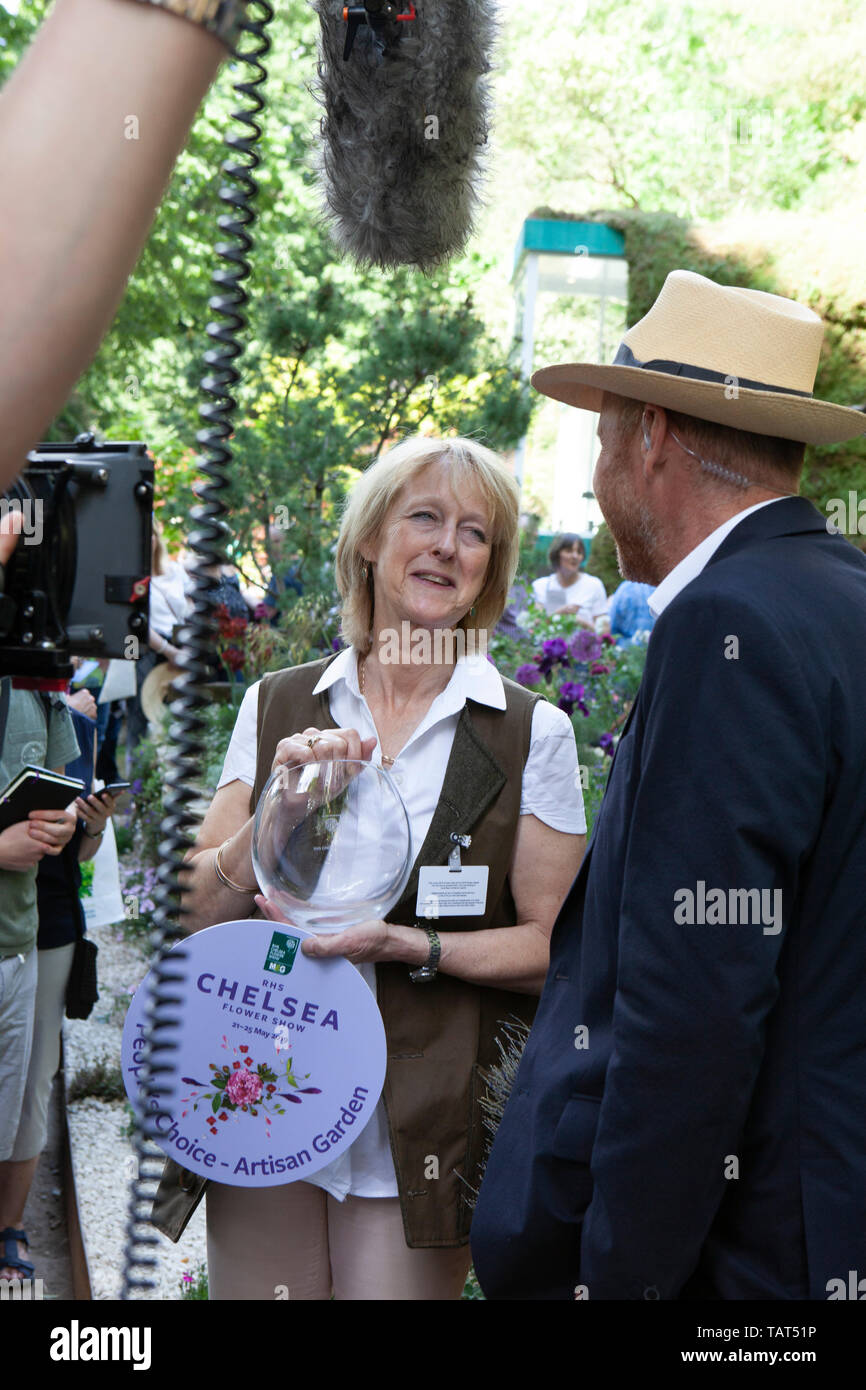 La RHS Chelsea Flower Show 2019: giardino designer Annie Prebensen, la cui architettura del giardino per gli asini questioni (co-progettati con Christina Williams) ha vinto il Premio La Scelta degli utenti per il miglior artigiano giardino, presentato a lei dalla BBC Joe Swift, anche qui con Helena Pettit, RHS Direttore della Mostra. Foto Stock