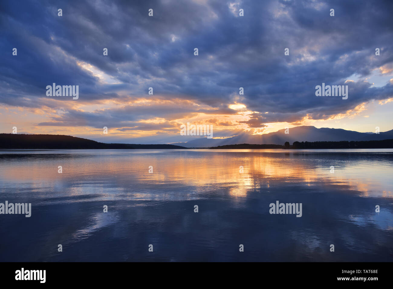 Incredibilmente bellissimo tramonto.Sun,SKY,lago.Sunrise paesaggio.bella natura sfondo.Incredibili nuvole colorate.Creative Sfondo blu.Acqua.alberi. Foto Stock