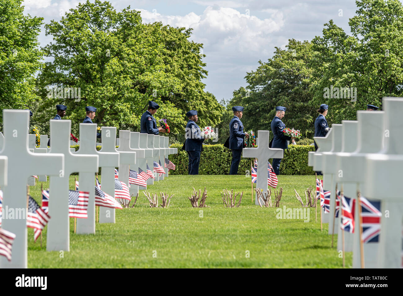 Noi personale di servizio con ghirlande e attraversa a noi il Memorial Day ricordo evento presso Cambridge American Cimitero e memoriale, Cambridgeshire, Regno Unito. Foto Stock