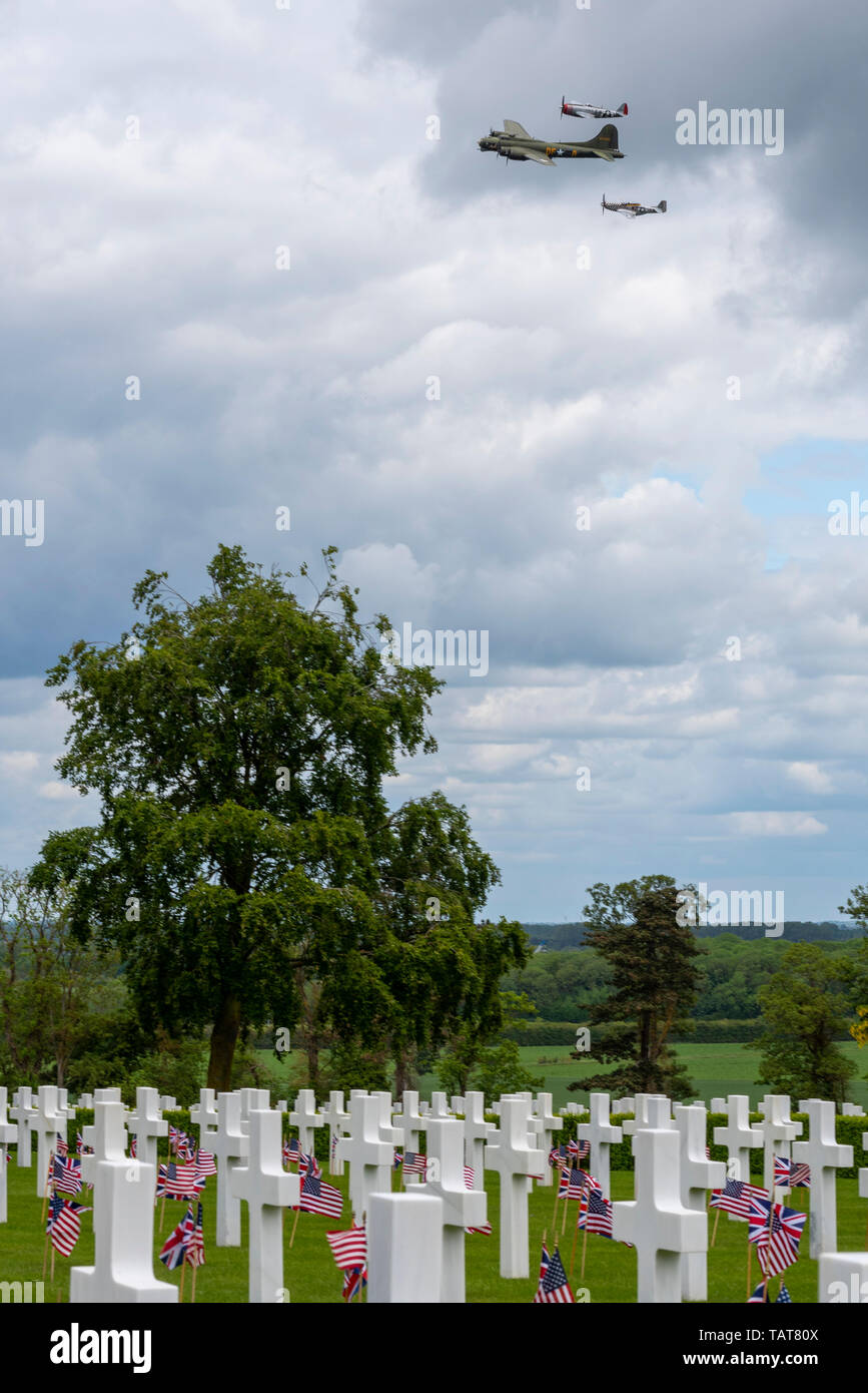 Flypast per noi il Memorial Day ricordo evento presso Cambridge American Cimitero e memoriale, Cambridgeshire, Regno Unito. B-17 bombardiere Sally B e i combattenti. Croce Foto Stock