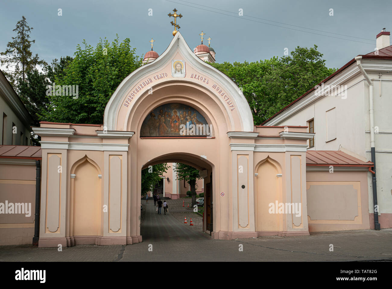Vilnius, Lituania. Maggio 2019. Il cancello di ingresso nella Chiesa Ortodossa dello Spirito Santo cortile Foto Stock