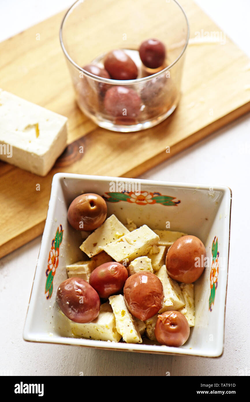 Il formaggio feta e il Greco di Olive Nere Condite con pepe e olio di oliva Foto Stock
