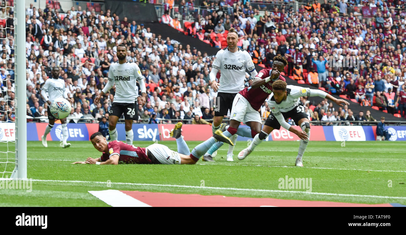 Anwar El Ghazi di Aston Villa segna il primo gol da distanza ravvicinata durante l EFL Sky Bet Play-Off campionato partita finale tra Aston Villa e Derby County allo Stadio di Wembley , Londra , 27 maggio 2019 solo uso editoriale. No merchandising. Per le immagini di calcio FA e Premier League restrizioni si applicano inc. no internet/utilizzo mobile senza licenza FAPL - per i dettagli contatti Football Dataco Foto Stock