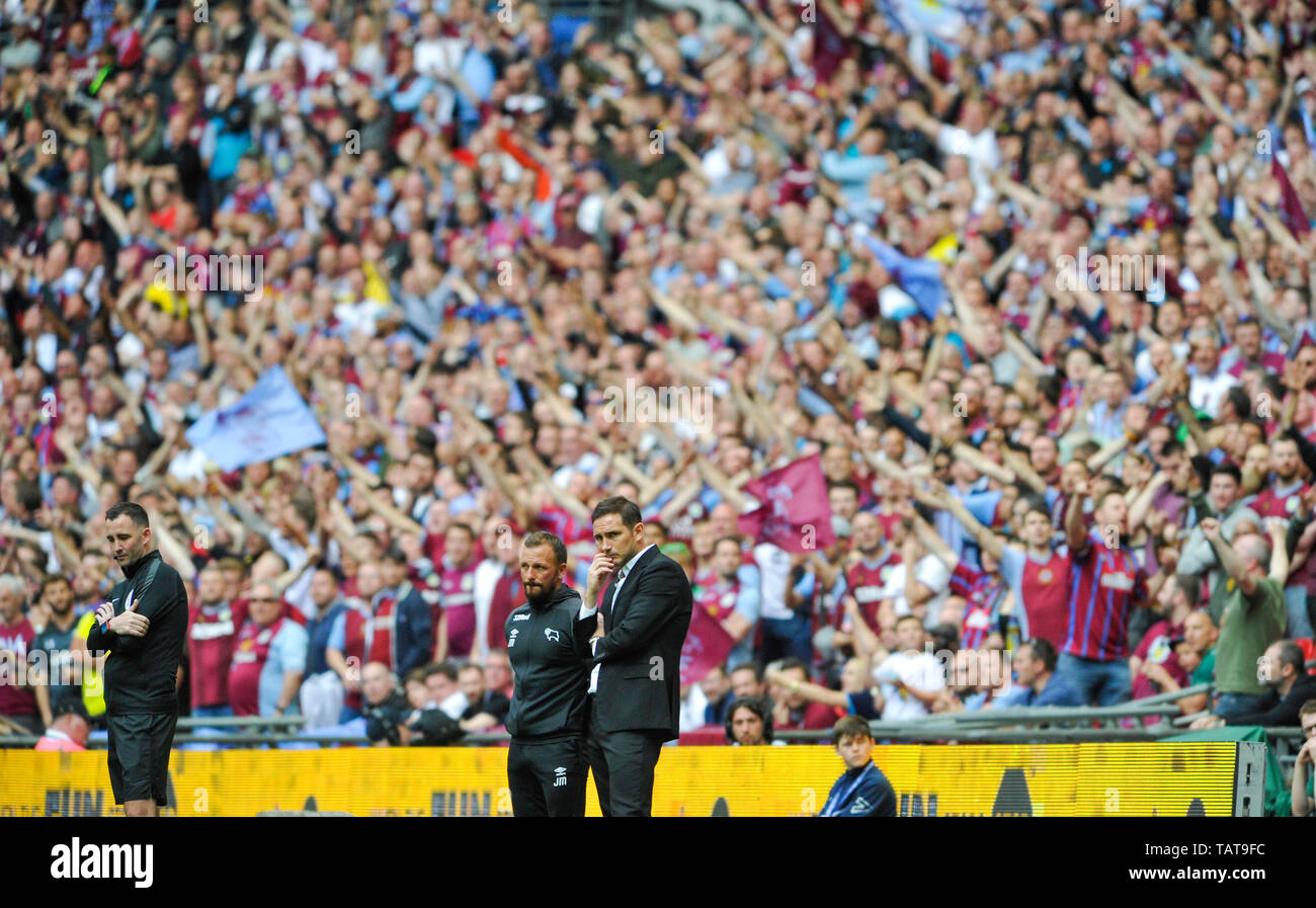 Derby manager Frank Lampard può solo guardare come la Villa tifosi celebrano il loro secondo obiettivo durante il cielo EFL Bet Play-Off campionato partita finale tra Aston Villa e Derby County allo Stadio di Wembley , Londra , 27 maggio 2019 solo uso editoriale. No merchandising. Per le immagini di calcio FA e Premier League restrizioni si applicano inc. no internet/utilizzo mobile senza licenza FAPL - per i dettagli contatti Football Dataco Foto Stock