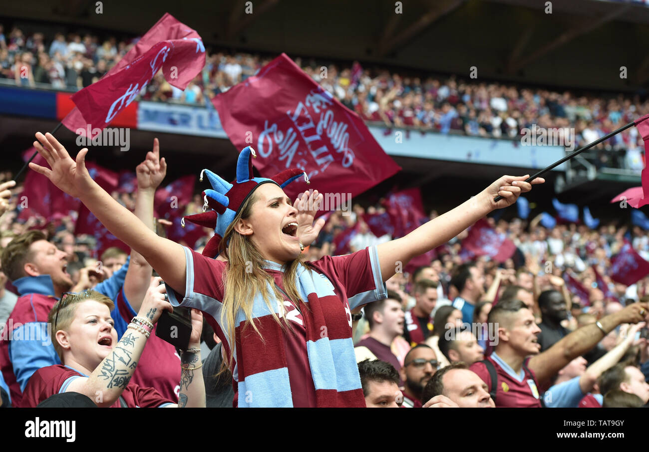 I tifosi dell'Aston Villa celebrano la vittoria del Play-Off Championship EFL Sky Bet Final Match tra Aston Villa e Derby County allo Stadio di Wembley , Londra , 27 maggio 2019 Photo Simon Dack / Telephoto Images. Solo per uso editoriale. Niente merchandising. Per le immagini di calcio si applicano restrizioni fa e Premier League inc. Non è consentito l'utilizzo di Internet/dispositivi mobili senza licenza FAPL. Per ulteriori dettagli, contattare Football Dataco Foto Stock