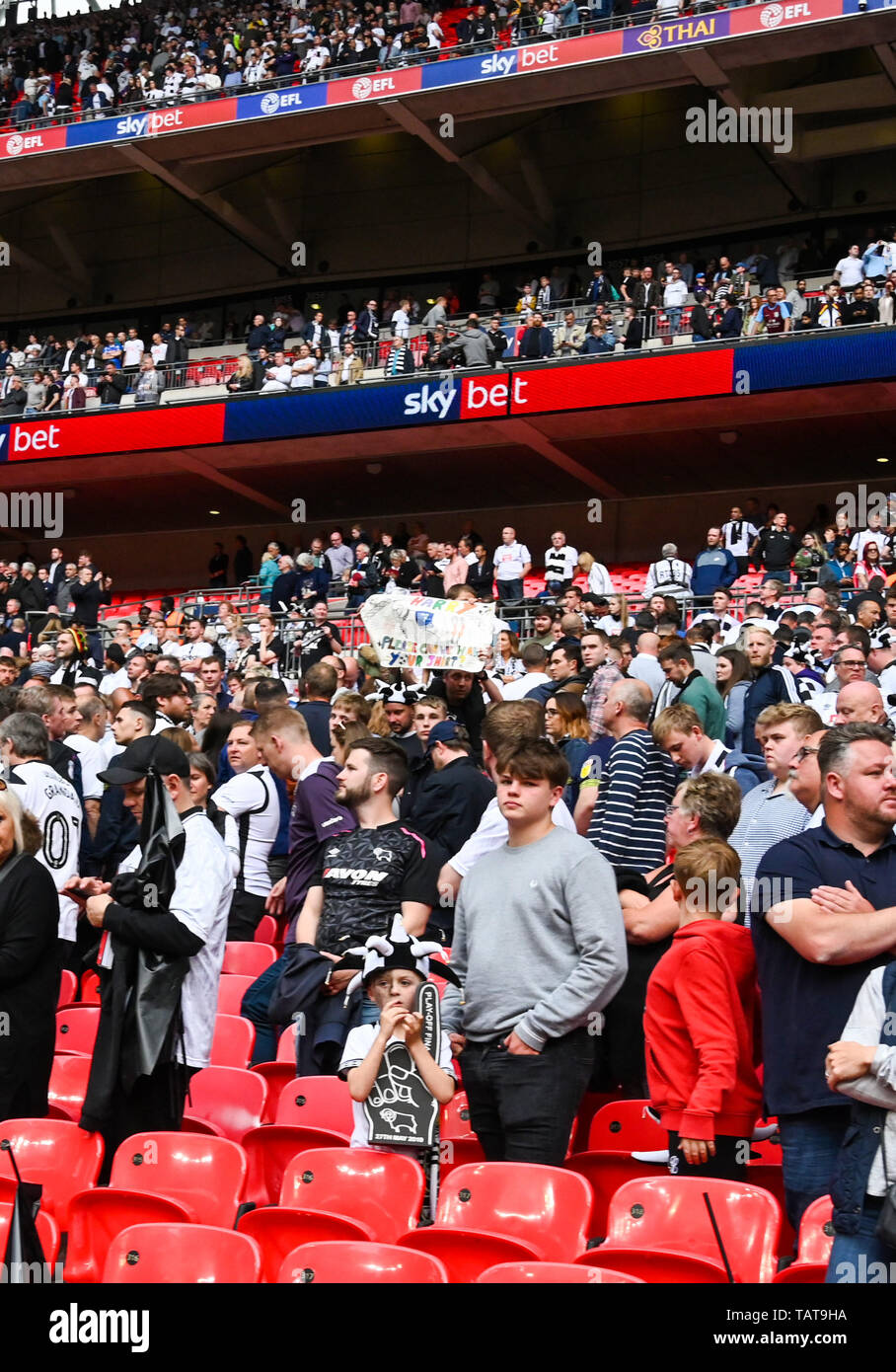 Sconsolato Derby tifosi dopo aver perso il cielo EFL Bet Play-Off campionato partita finale tra Aston Villa e Derby County allo Stadio di Wembley , Londra , 27 maggio 2019 solo uso editoriale. No merchandising. Per le immagini di calcio FA e Premier League restrizioni si applicano inc. no internet/utilizzo mobile senza licenza FAPL - per i dettagli contatti Football Dataco Foto Stock