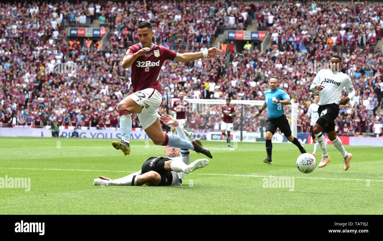 Richard Keogh di Derby affronta Anwar El Ghazi di Aston Villa durante il cielo EFL Bet Play-Off campionato partita finale tra Aston Villa e Derby County allo Stadio di Wembley , Londra , 27 maggio 2019 solo uso editoriale. No merchandising. Per le immagini di calcio FA e Premier League restrizioni si applicano inc. no internet/utilizzo mobile senza licenza FAPL - per i dettagli contatti Football Dataco Foto Stock