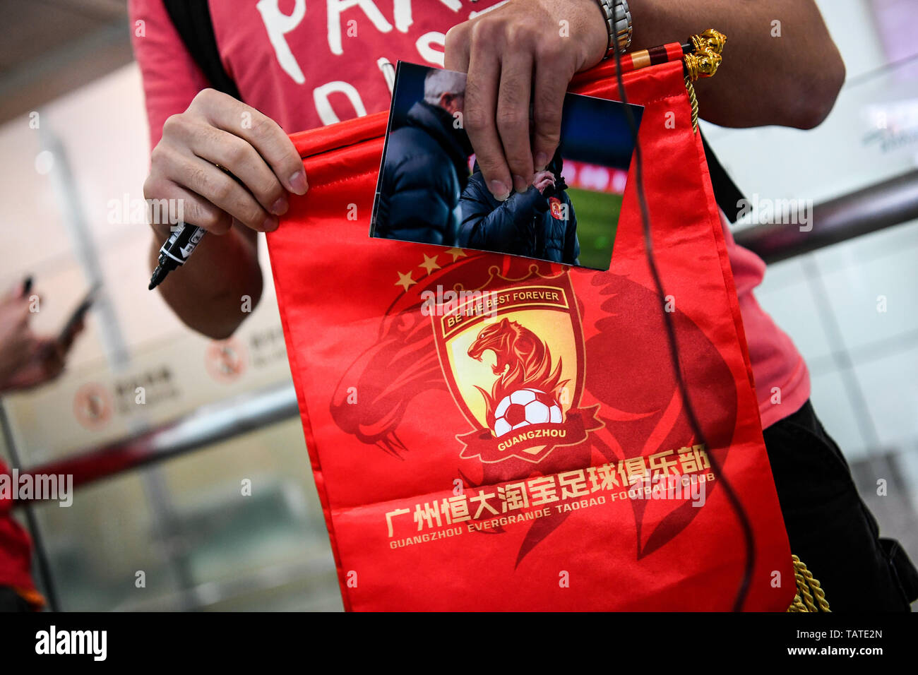 I fan cinesi detengono i banner pubblicitari per mostrare il proprio sostegno a Marcello Lippi di ritornare per il secondo stint come allenatore della nazionale cinese di calcio a Guangzhou Baiyun International Airport nella città di Guangzhou, Cina del sud della provincia di Guangdong, 28 maggio 2019. Foto Stock