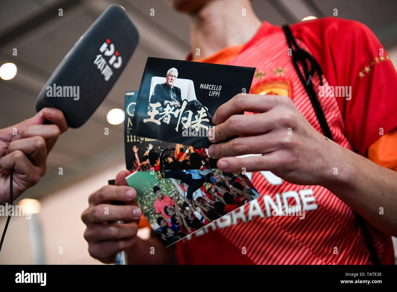 I fan cinesi detengono i banner pubblicitari per mostrare il proprio sostegno a Marcello Lippi di ritornare per il secondo stint come allenatore della nazionale cinese di calcio a Guangzhou Baiyun International Airport nella città di Guangzhou, Cina del sud della provincia di Guangdong, 28 maggio 2019. Foto Stock