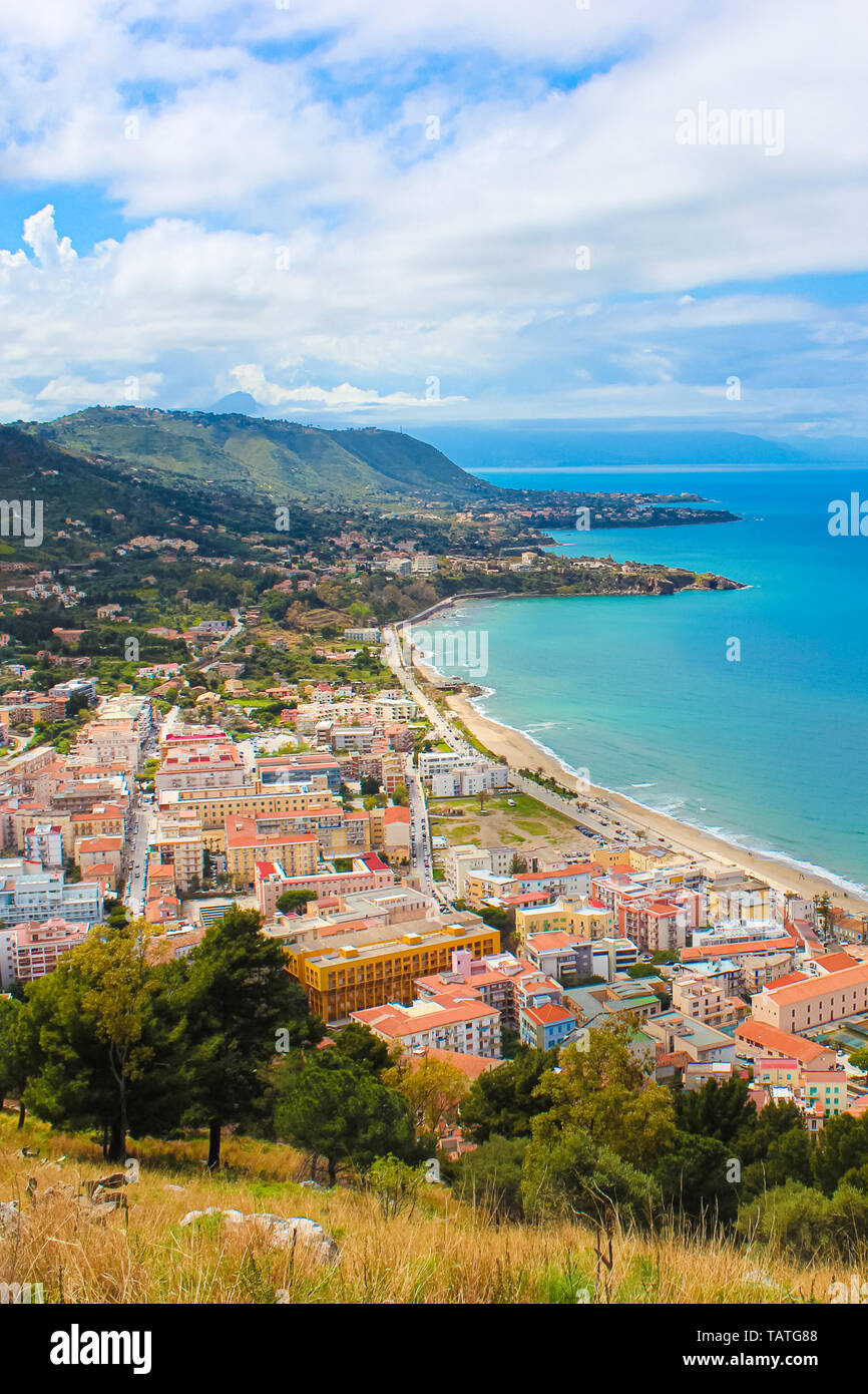 Bellissimo paesaggio marino in siciliano Cefalu, Italy fotografata da colline adiacenti che si affaccia sulla baia. La città sulla costa tirrenica è popolare spot di estate Foto Stock