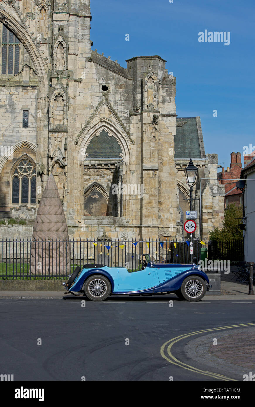 MG auto sportiva, parcheggiato di fronte al Minster, Howden, East Yorkshire, Inghilterra, Regno Unito Foto Stock