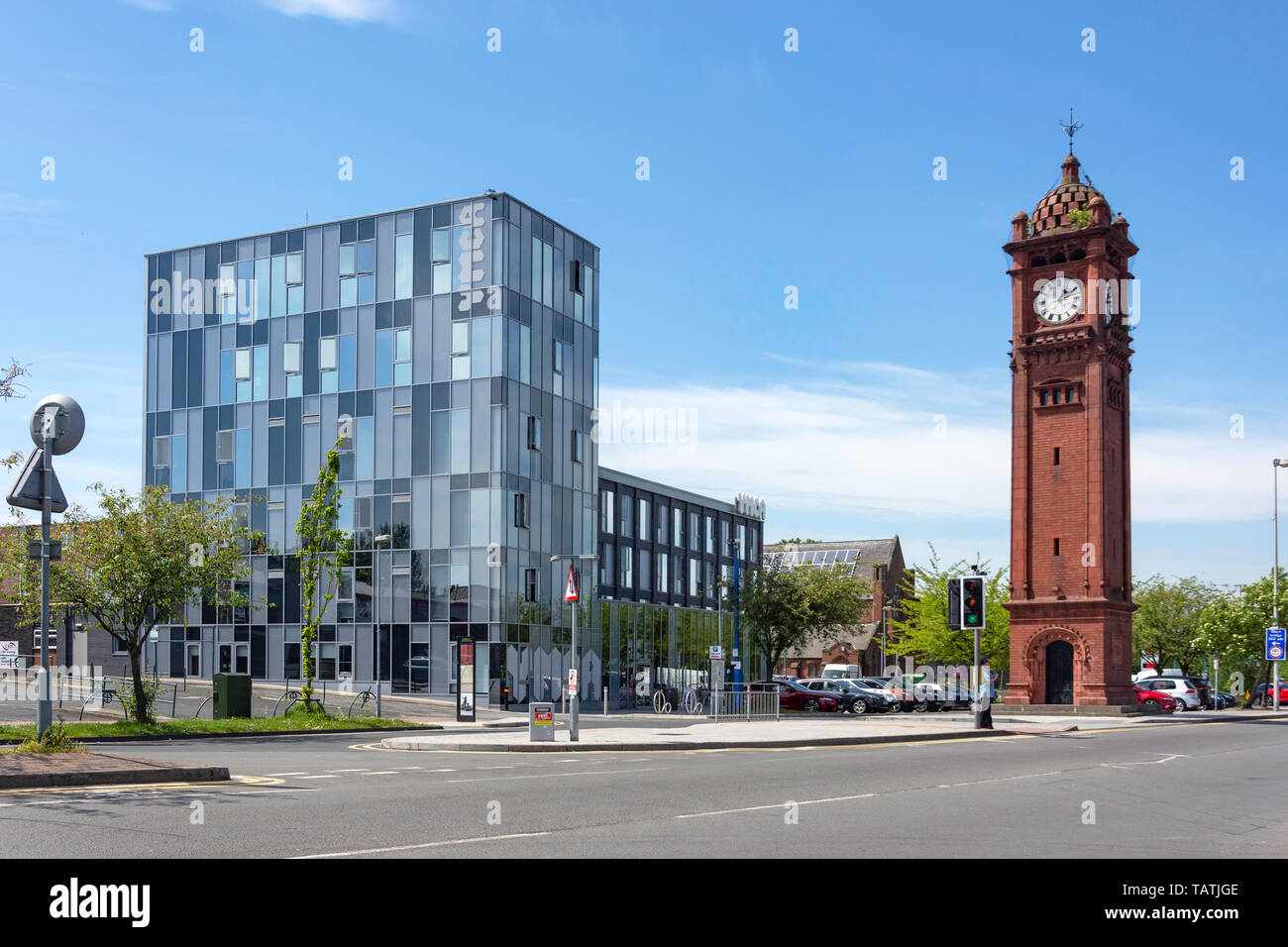 YMCA West Bromwich e Farley Clock Tower, Carter verde, West Bromwich, West Midlands, England, Regno Unito Foto Stock
